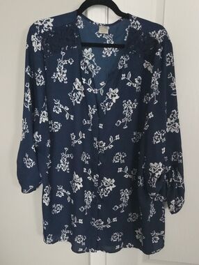 Terra & Sky Navy Floral V-Neck Tunic with White Print